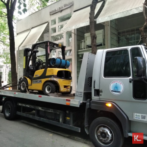 Empilhadeira chegando para operação
